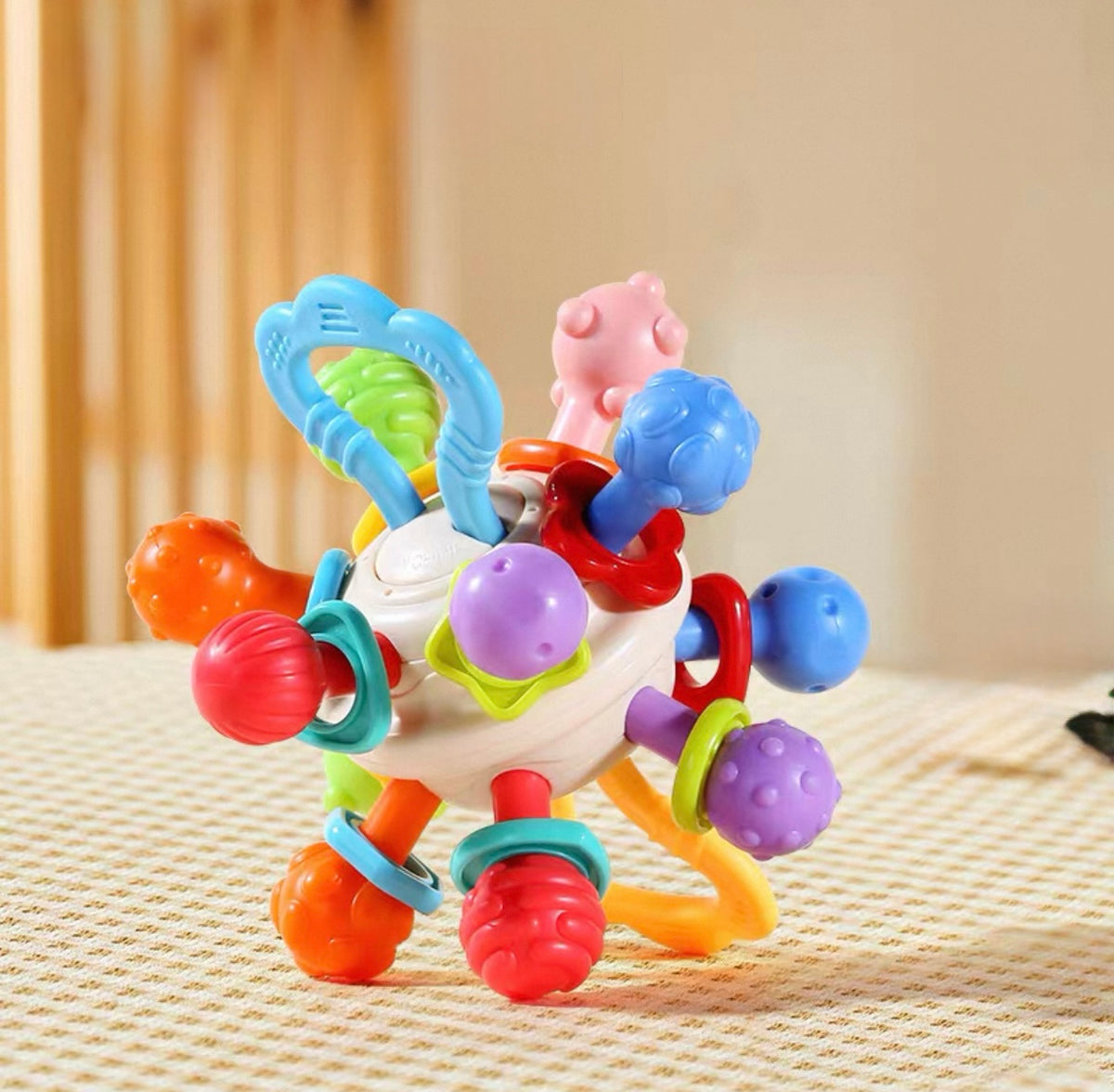Pelota sensorial con sonajero y rasca encías